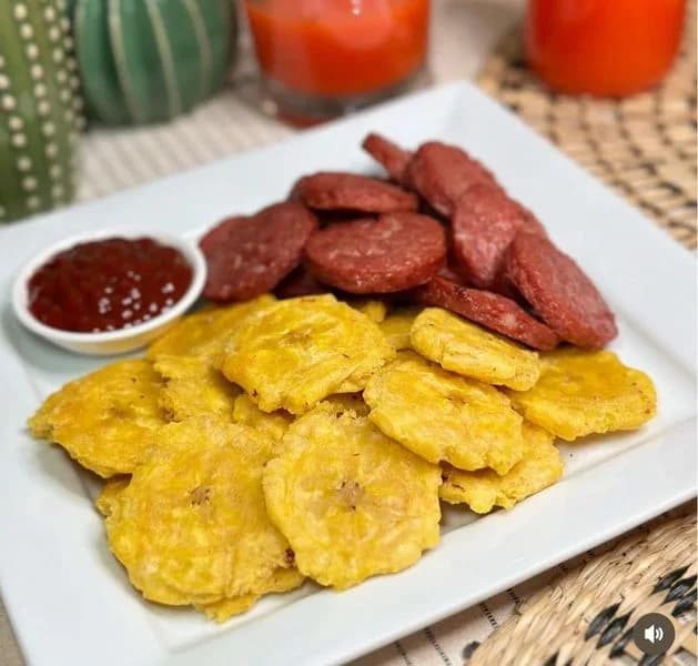 Tostones o Papas con salami