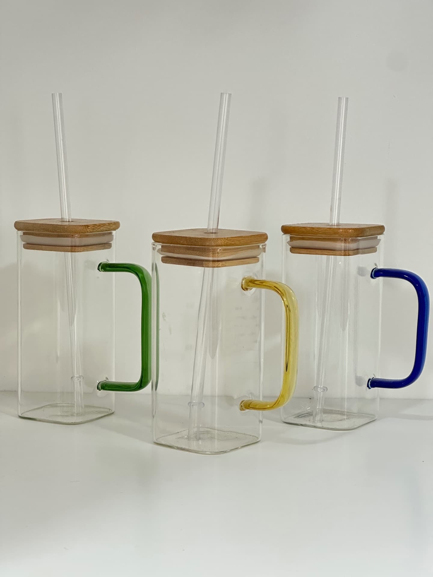 Vaso cuadrado con tapa de Bambu y asa de Color
